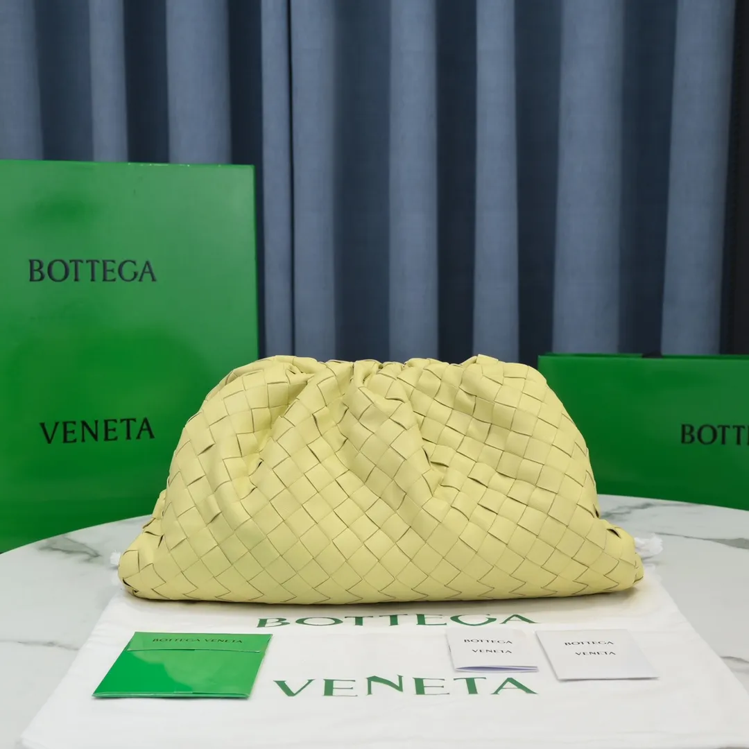 🔥🔥The counterattack of the popular Bottega Veneta started with this series of cloud bags, which went viral in the fashion circle and started a craze! Out of stock, out of stock, out of stock... One piece is hard to find, super hard to buy, regardless of age, season, or occasion. Very classy. Really, if you carry this on the road, it will turn heads! This is also the reason why this series is so expensive. Large size: 38*20*8.5cm [Big clouds and large grid weaving]